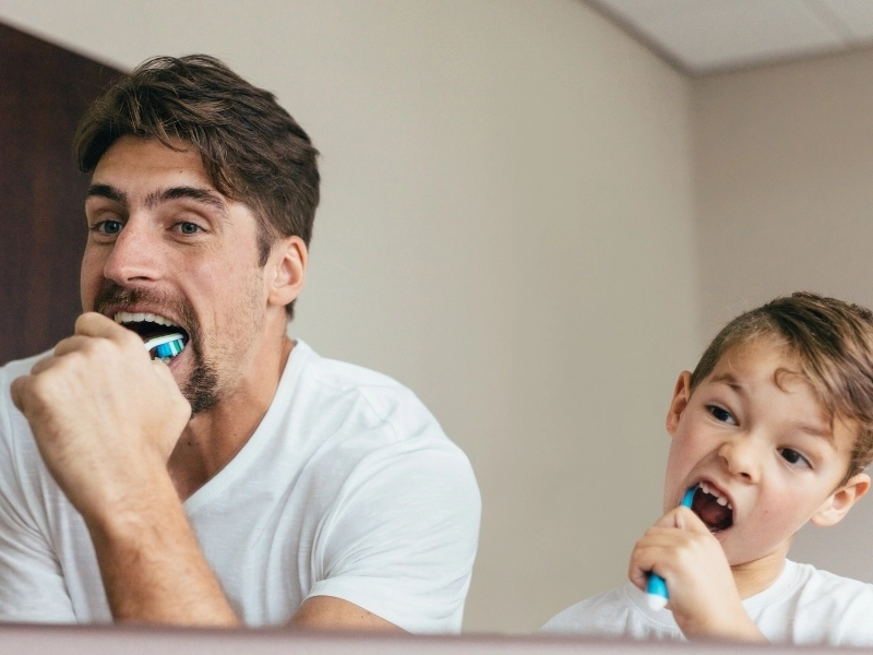 diş fırçalayan